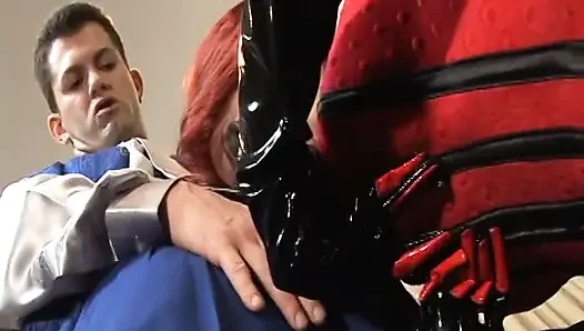 Güzel memeli edepsiz fahişe yarak emiyor ve oturma odasında sikiliyor