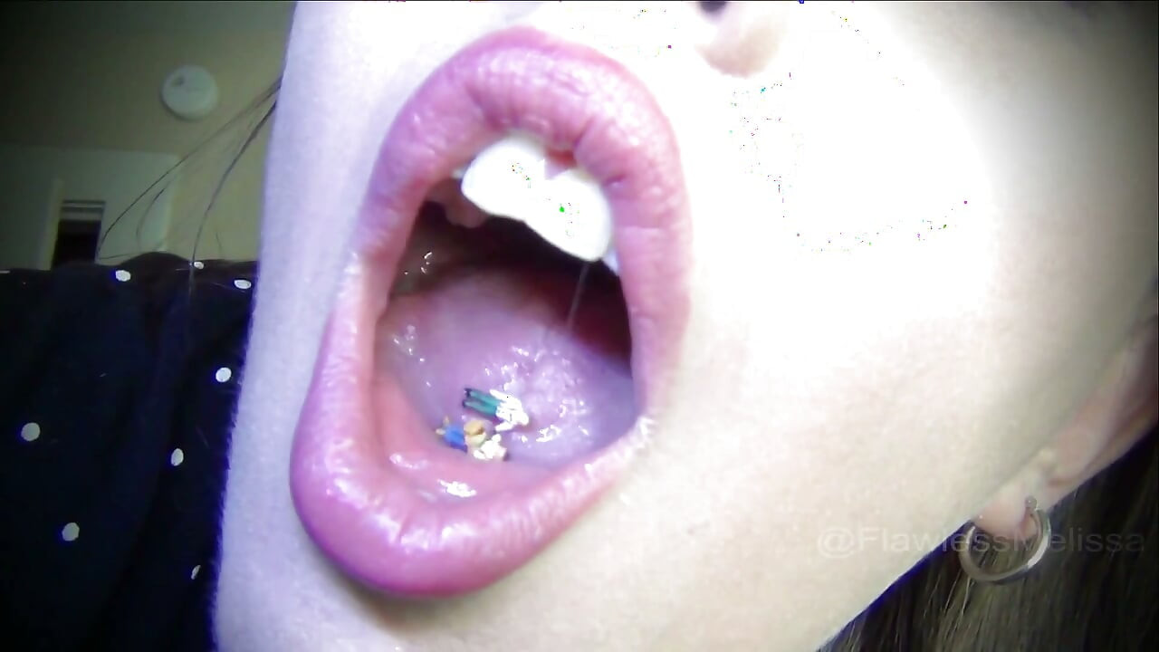 หยอกล้อปาก Giantess โคลสอัพกลืนทั้งตัว