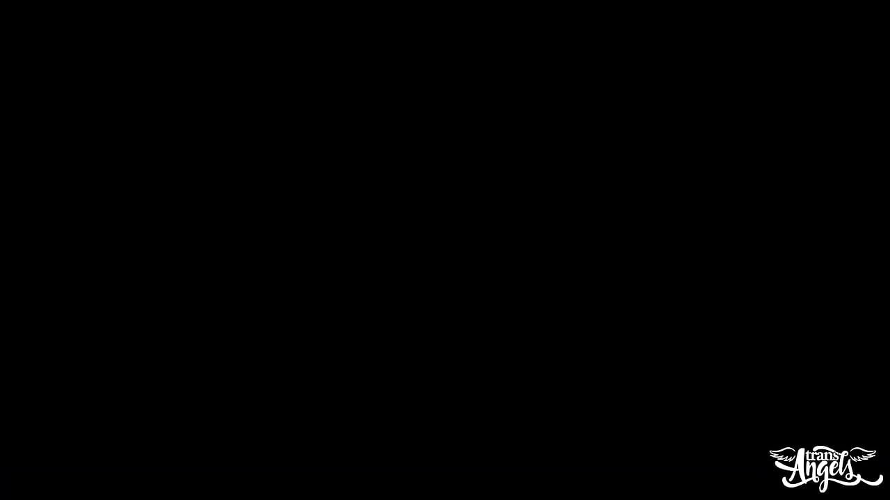 Trans Angels - Vruća Jessy Dubai masira svoje ogromne sise intimno prije nego što počne da drka svoj debeli trans kurac
