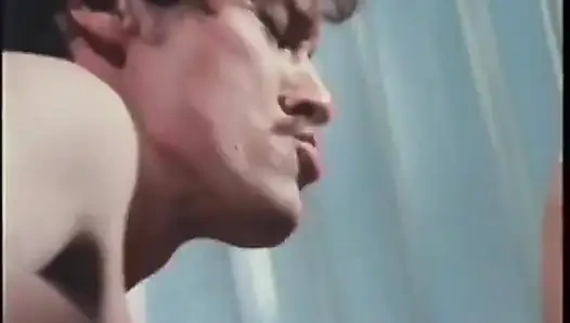 Sürtük iki adam tarafından sikiliyor ve dölleniyor nostaljik porno üçlü seks