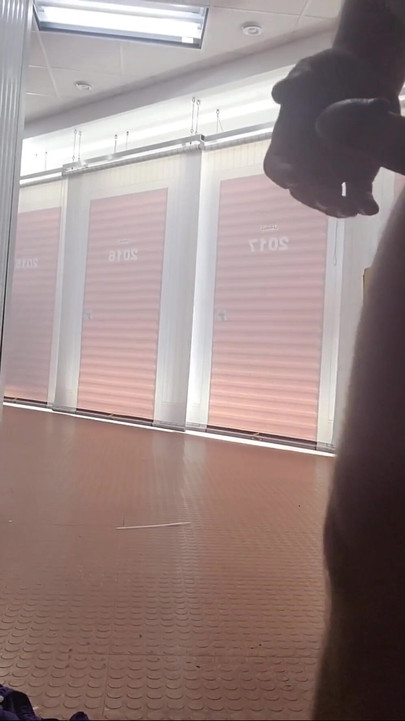 「Me at my storage locker」の象徴的な瞬間
