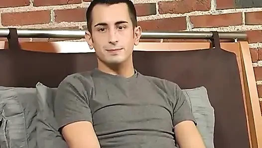 Tony site üzerinden modele başvuran ateşli, İtalyan bir adam