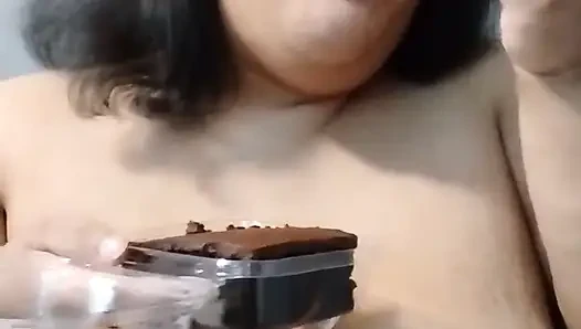 Aku lagi asik wajahku pakai kue cokelat