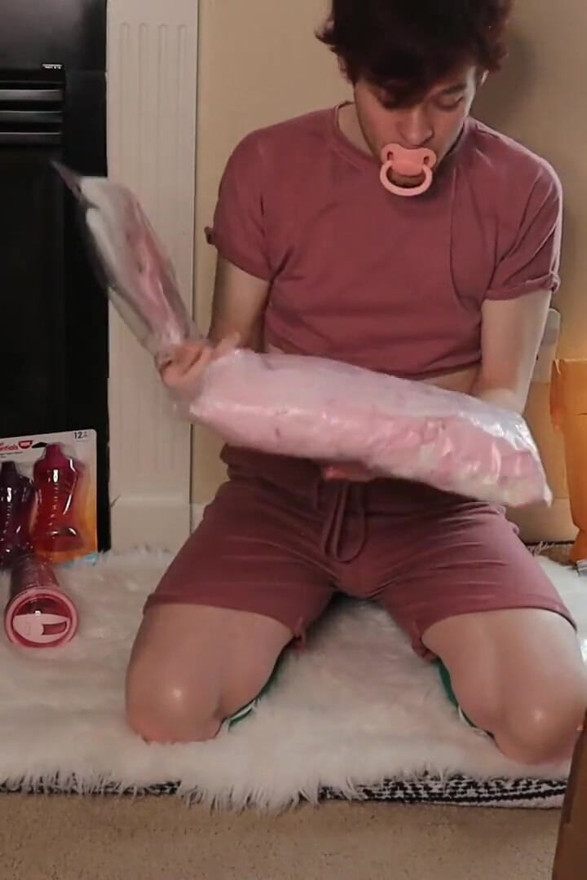 Littles ASMR opening birthday presents with Little Fenne