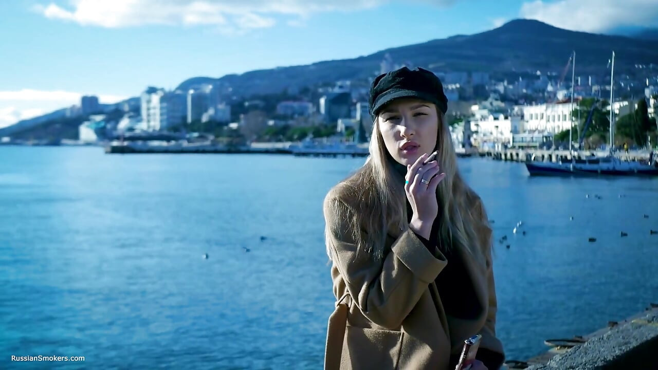ビーティー・ロシアン・ガール1と屋外喫煙