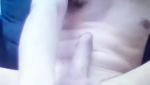 Genç pürüzsüz twink gösterileri onun dev asılı sert horoz