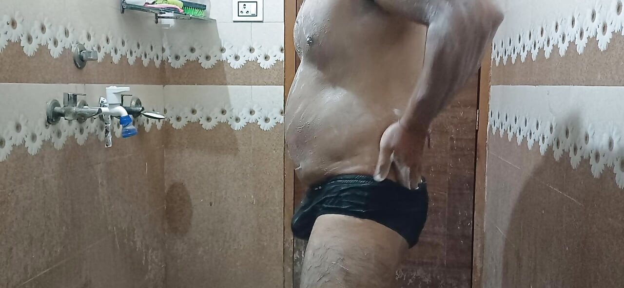 浴室で裸で入浴しながら入浴動画