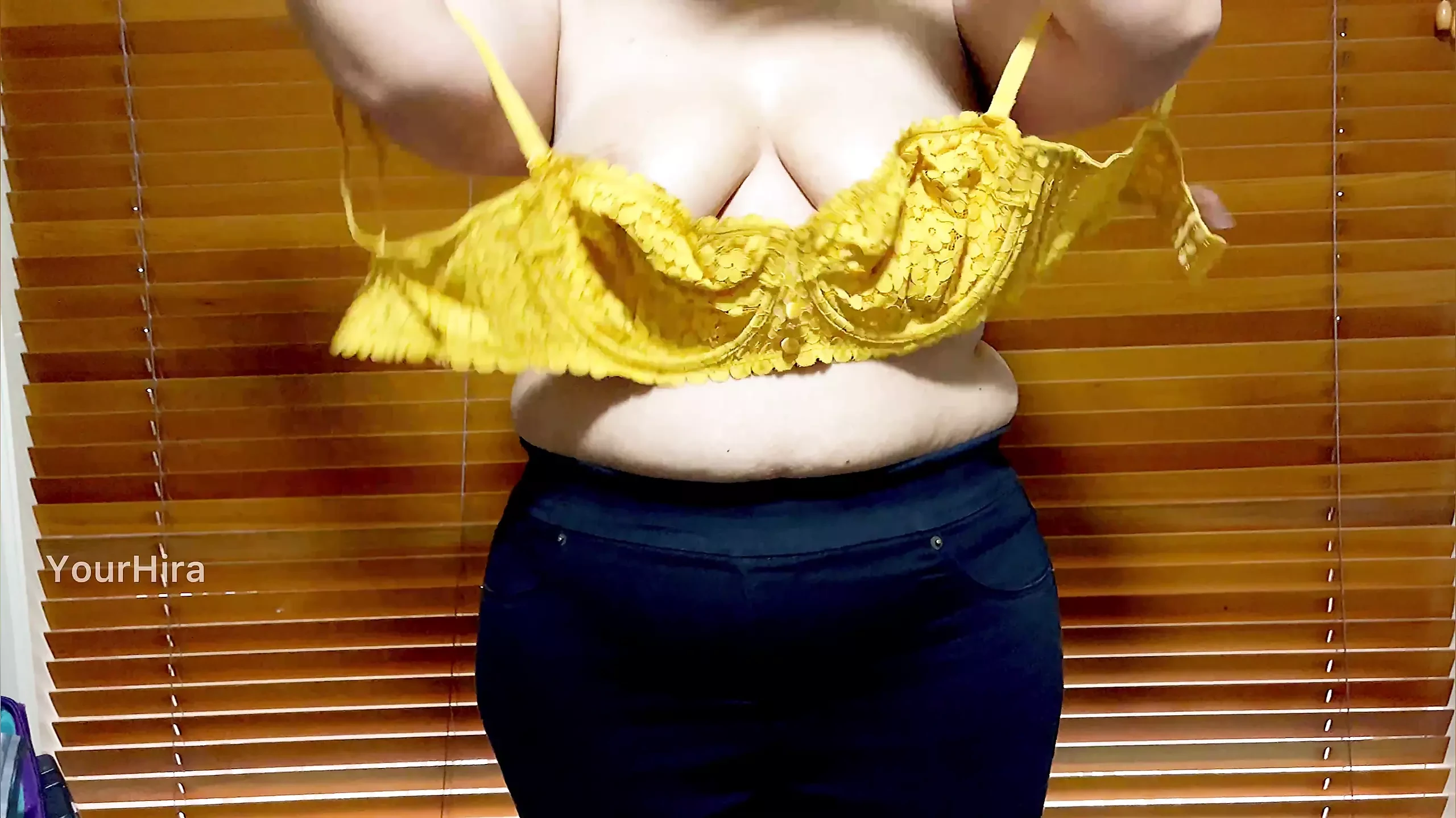 Seksi bhartiy patni bra chenj - kamuk stnon ke sath chherta hai pres