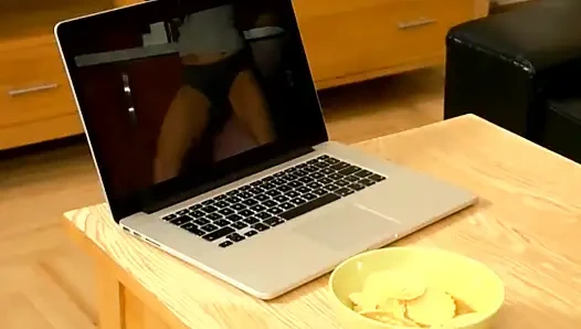 Красивая молодая брюнетка с красивым телом и грудью заставляет себя покориться