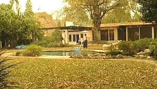 Azgın orta yaşlı seksi kadın havuz başında parmaklanıyor ve sikiliyor