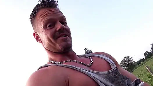 Черный хуище уничтожает двух мокрых шлюшек в парке