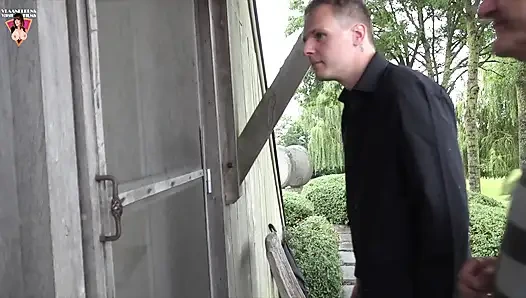 Pelacur muda disetubuhi di sofa.