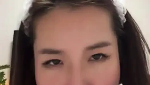 Hausmädchen vor live-kamera, während ihr chef dildo-blowjob beobachtete