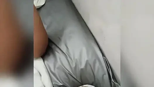 Моя сводная сестра говорит, что он просто пробивает его и в конечном итоге ставит все это в