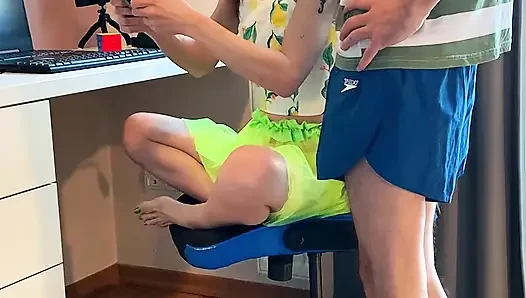 Der stiefvater verwechselt seine stieftochter versehentlich mit einer ehefrau, die seine stieftochter schwanger lässt.