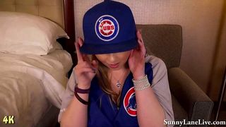 Sunny Lane, fan de baseball, se lèche les doigts après s'être masturbée