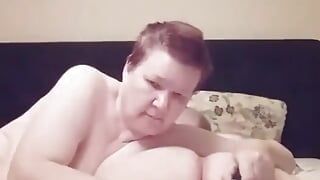 La mia ragazza mi massaggia il culo con un dildo nel culo e mi accarezza il cazzo