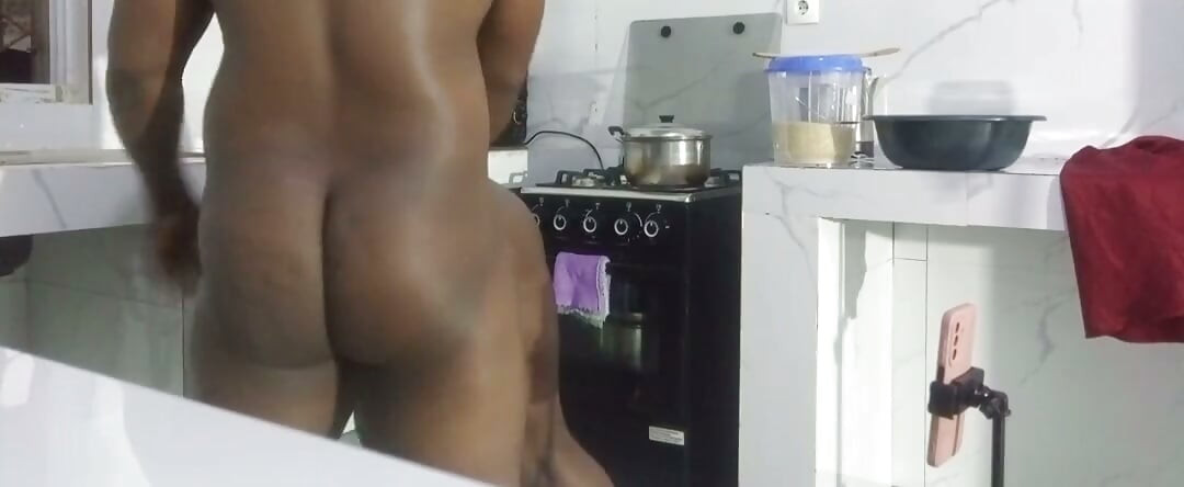 Fui fodida por um cachorrinho gostoso enquanto cozinhava para meu marido.