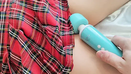 18 yaşındaki genç kız vibratöre sert boşalıyor. Şimdi ona işkence edip histerik kasılmalar yapıyorum ve seğiriyorum