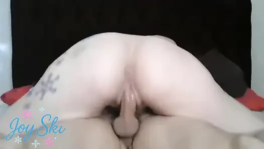 Evli kadın sevgilisinin yarağına ateşli oturuyor ve amının içine sağılıyor