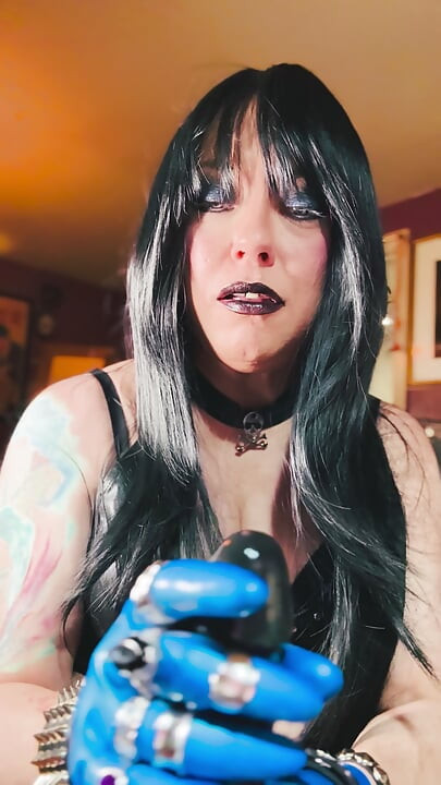 Miss Tina Snuaが手袋と指輪にザーメンをぶっかけてオナニー＆射精するよう指示する - ラテックスJOI CEI