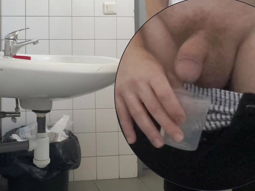 Hastane tuvaletlerinde idrar örneği alan adam