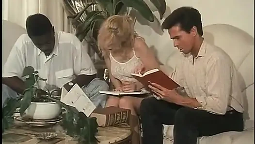 Ateşli orta yaşlı seksi kadın üç sert yarakla grup seks yapıyor