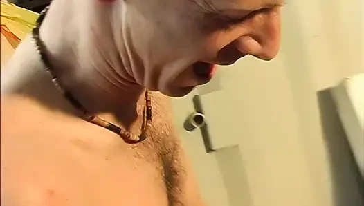 Cowgirl panas memiliki penonton saat dia bersetubuh