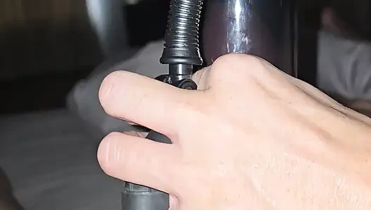 Kontol yang dipompa meregangkan memek sensitif milfku dari dekat