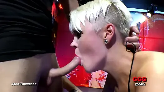 Sarışın Pixie bomba gibi aç adamlar tarafından grup seks yapıyor