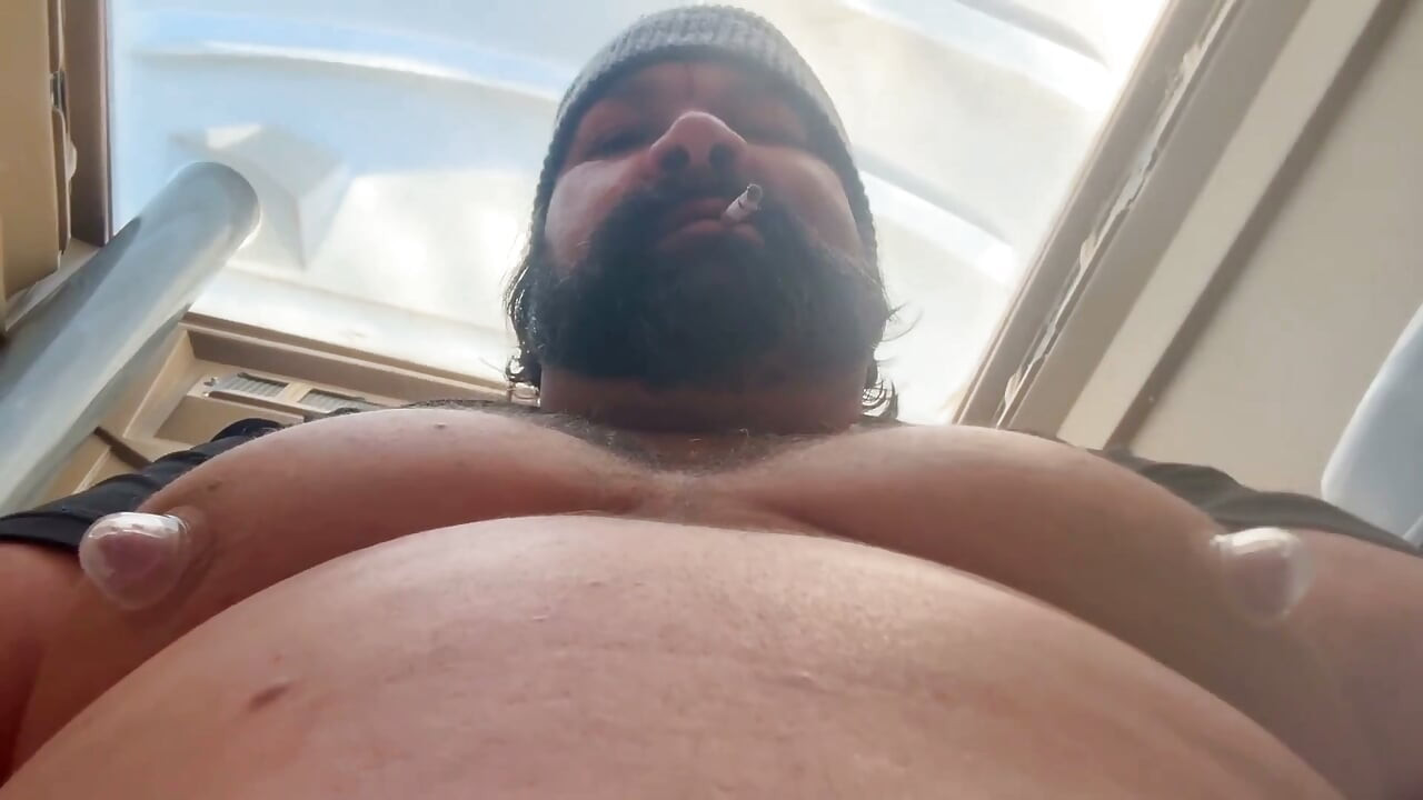Oso Fumador Gordo Se Masturba En El Sitio De Trabajo
