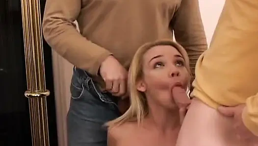 Blasses blondes schätzchen von drei geilen typen in DP-action gebohrt