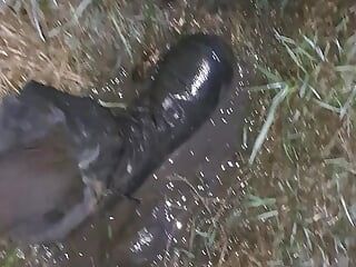 Perdendo botas na lama