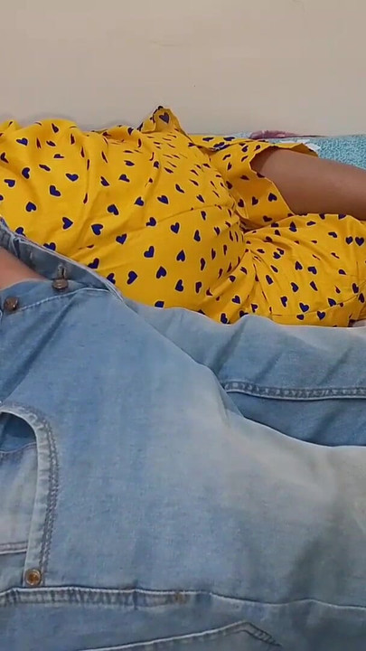 義理の兄が義理の姉妹の部屋を探検した | クリップ 1