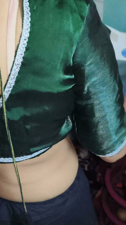 Hintli çift birlikte porno izlerken azıyor ve sert seks yapıyor Hintçe ses | Bölüm 1