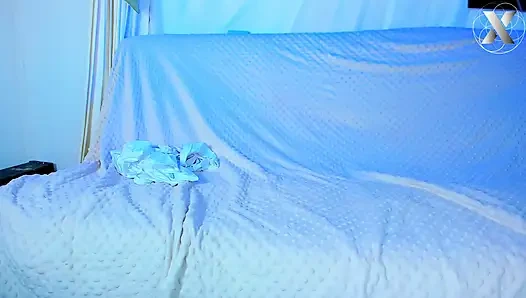 Hardcore Strap-On Lesben: Enge Muschi mit riesigem schwarzem Dildo ficken