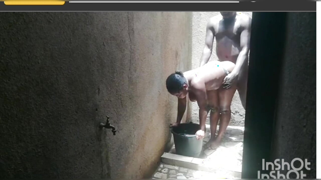 Kærlighed i hemmelighed i det afrikanske brusebad
