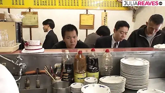 Муж узнает, что жена собиралась трахнуть своего лучшего друга, поэтому они оба трахаются