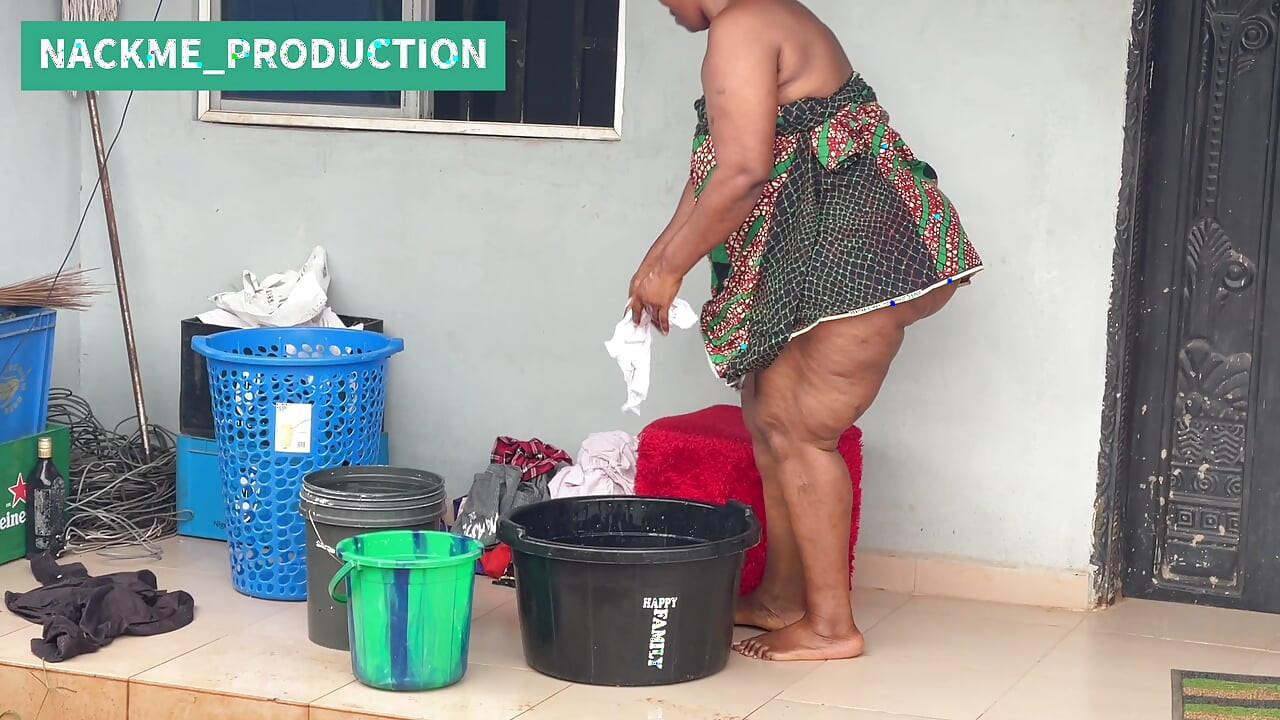 일요일 아침에 아프리카 엄마 멀티태스킹