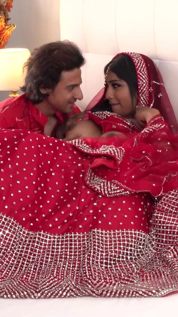 רגע שובה לב מתוך "כלה הודית אמיתית דסי מזדיינת בתחת ובכוס בסוהאג ראט"