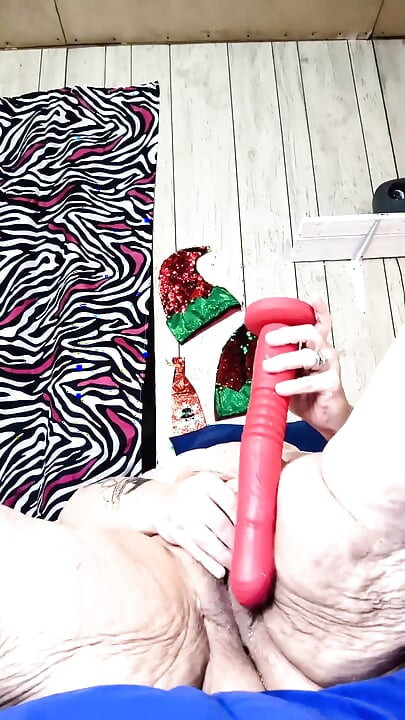 अपने अद्भुत लंड से उसके चेहरे को थप्पड़ मारना इस वेश्या की चूत को गीला एन हिट मिला