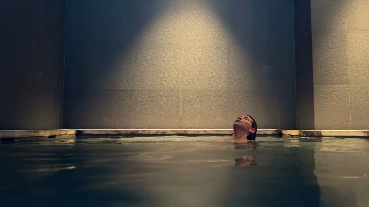 İri göğüslü latin onsen'de mastürbasyon yapıyor! Azıyor ve otelde erkeğini sikiyor!