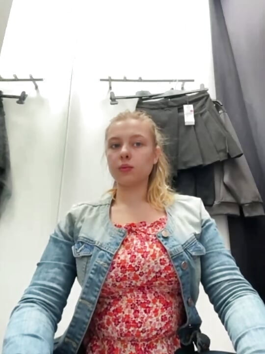 Public orgasm with jucielussie in the fitting room