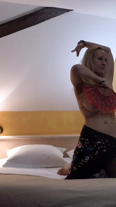 Selena's Evening Posing and Dancing Sex Games