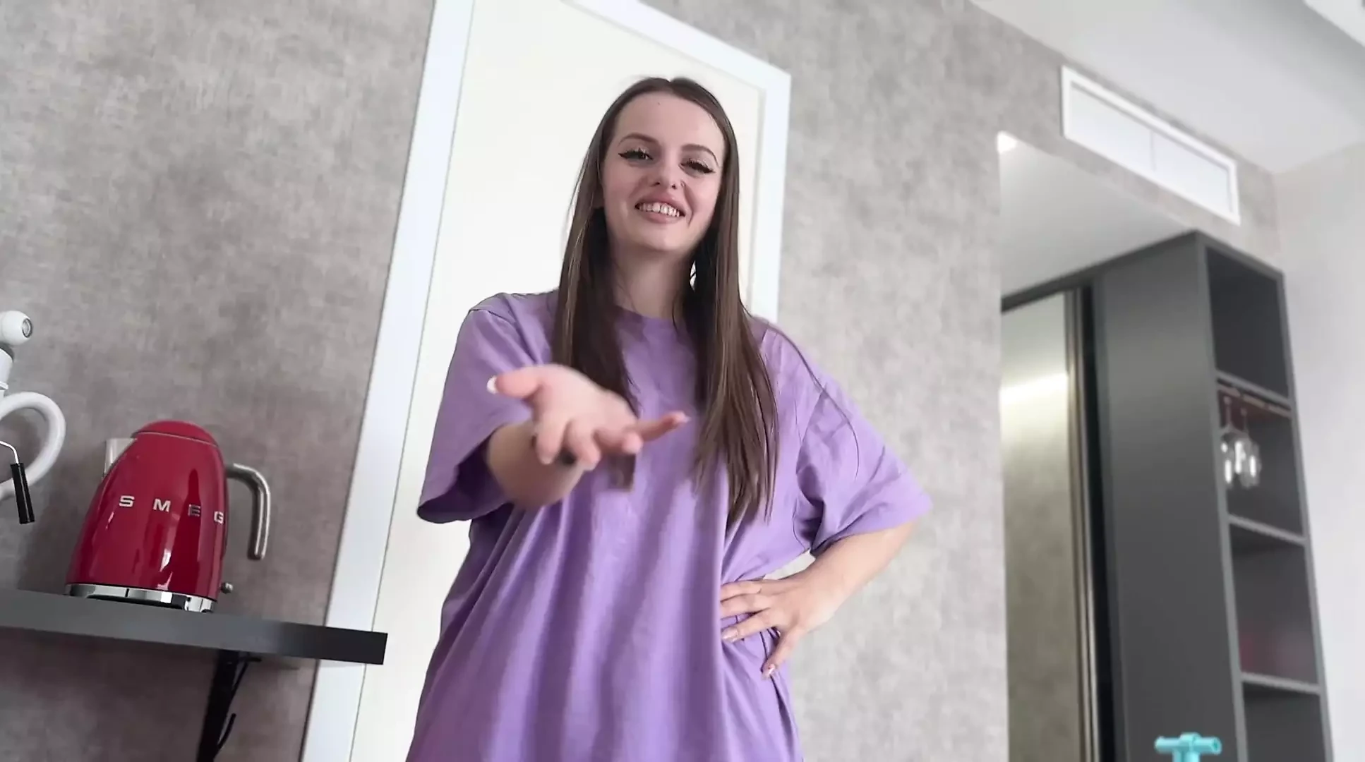 Eu paguei a faxineira para mostrar seus encantos e fazer sexo