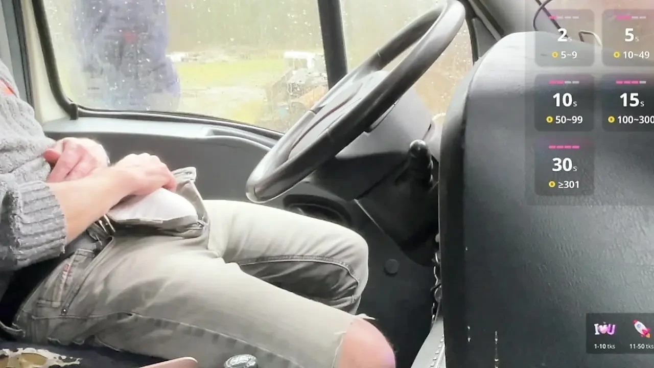 高速公路休息区的雨夜 - 一个好奇的路人接近我的卡车