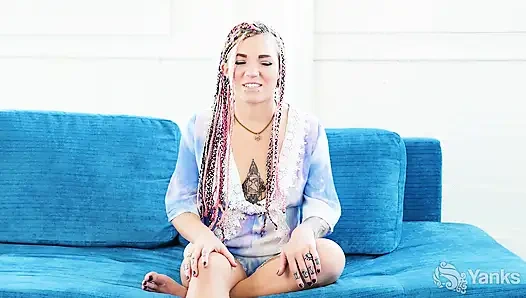 Pixie Lehaj намаывает маслом свою киску