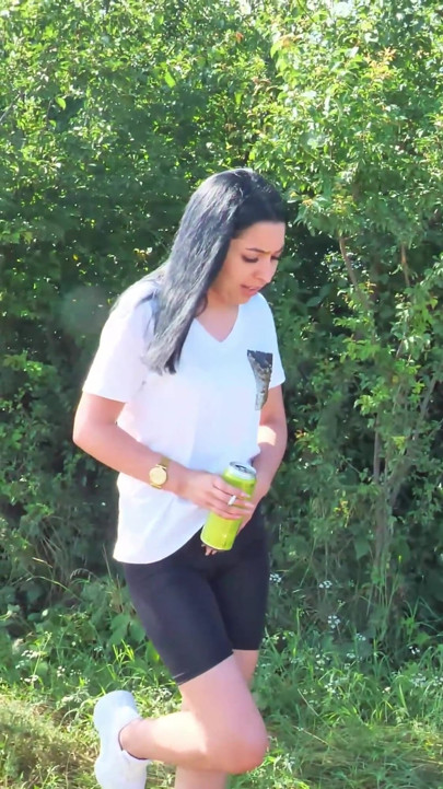 Сексуальна брюнетка намагається сильно випорожнити сечовий міхур на вулиці, а потім швидко пописяти поруч з будинком на будівництві