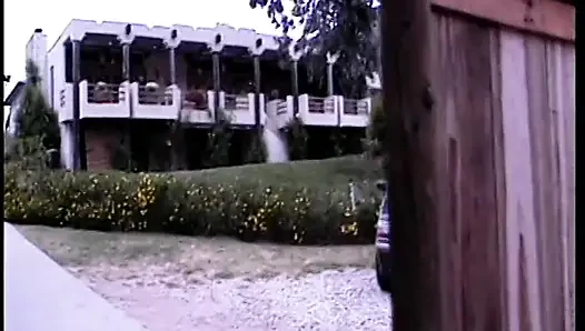 Sevimli esmer kadın sert sikilmeden önce dövmeli adamın yüzüne oturmayı seviyor