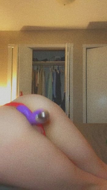 Amateur babe tries filming herself